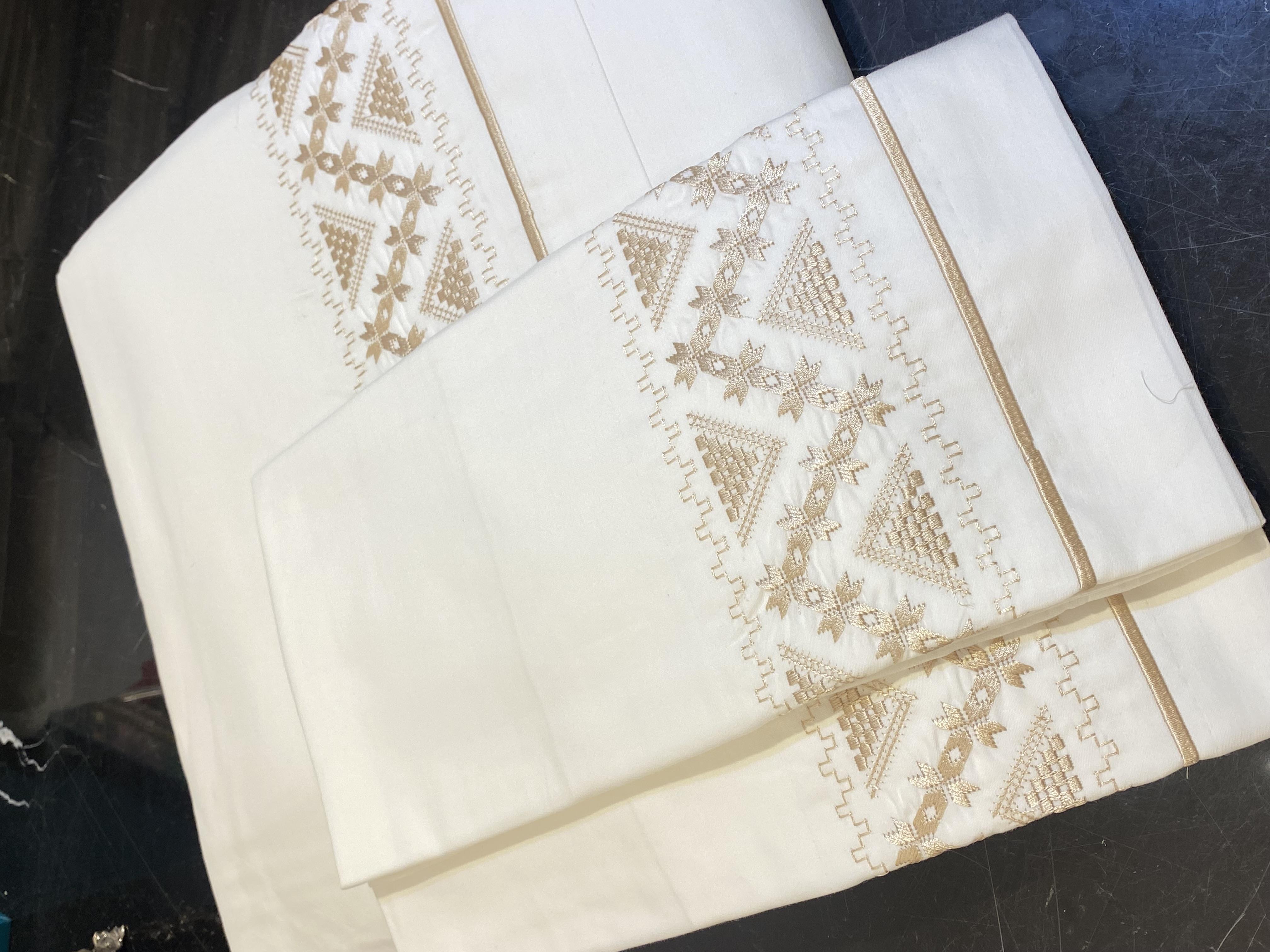 Gold Delikiş Model Nakışlı Çift Kişilik Nevresim Takımı