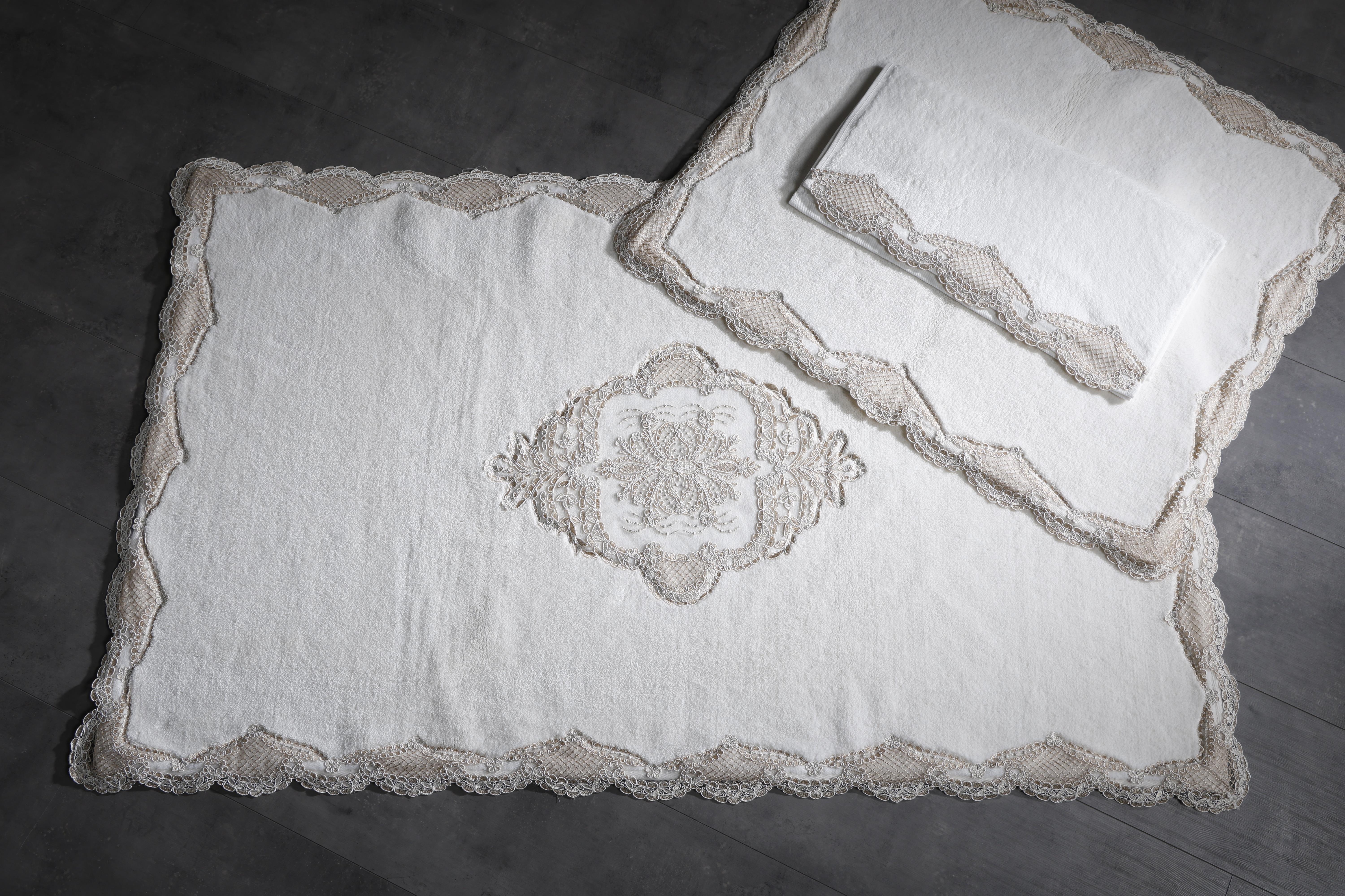 Krem Çiçek Bahçesi Dantelli Paspas Seti