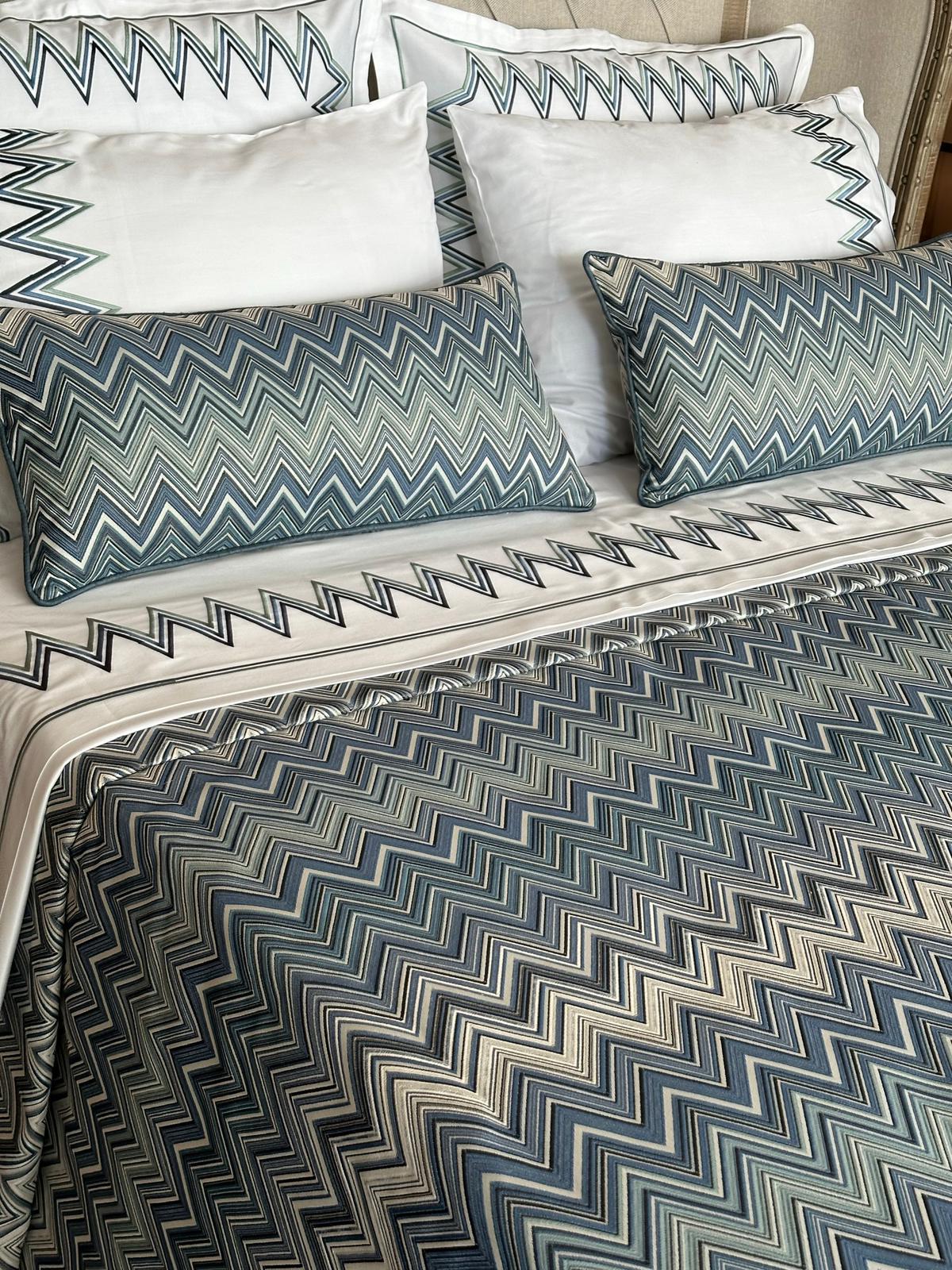 Krem Mavi Zigzag Kumaş Yatak Örtüsü Set