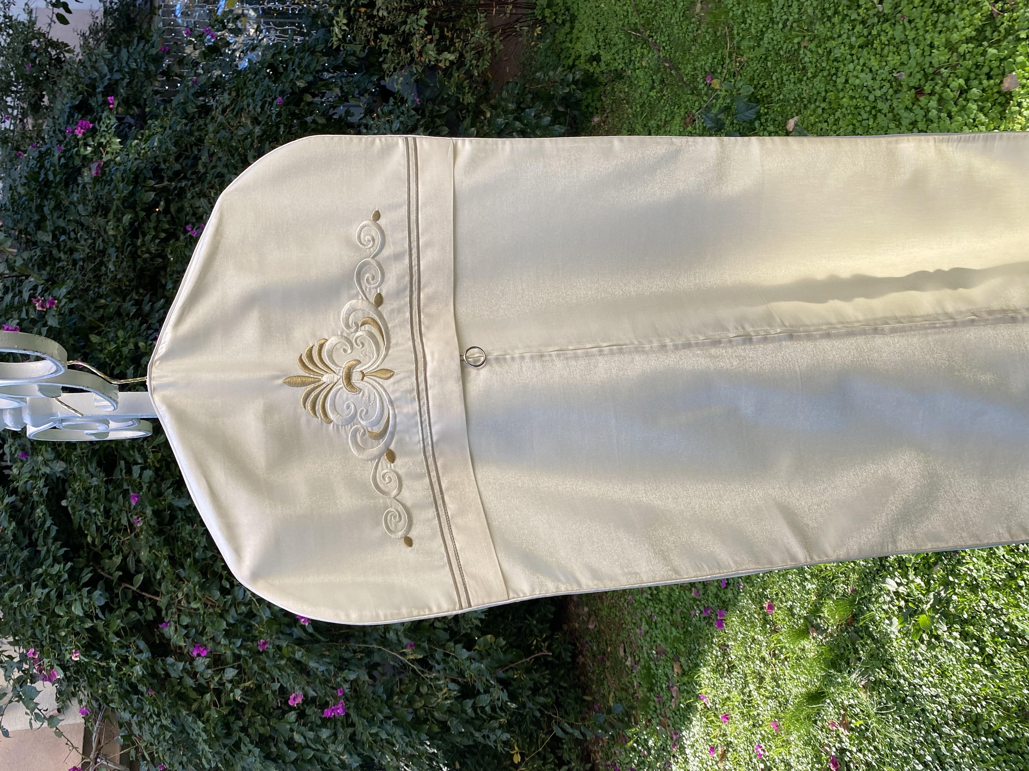 Krem Piramit Model Gold Nakış Gamboç