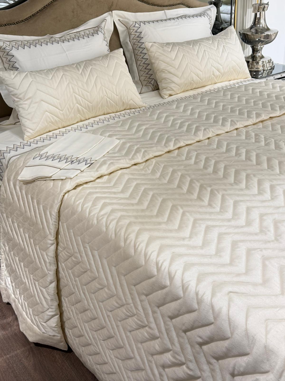 Krem Zigzag Model Yatak Örtüsü Set