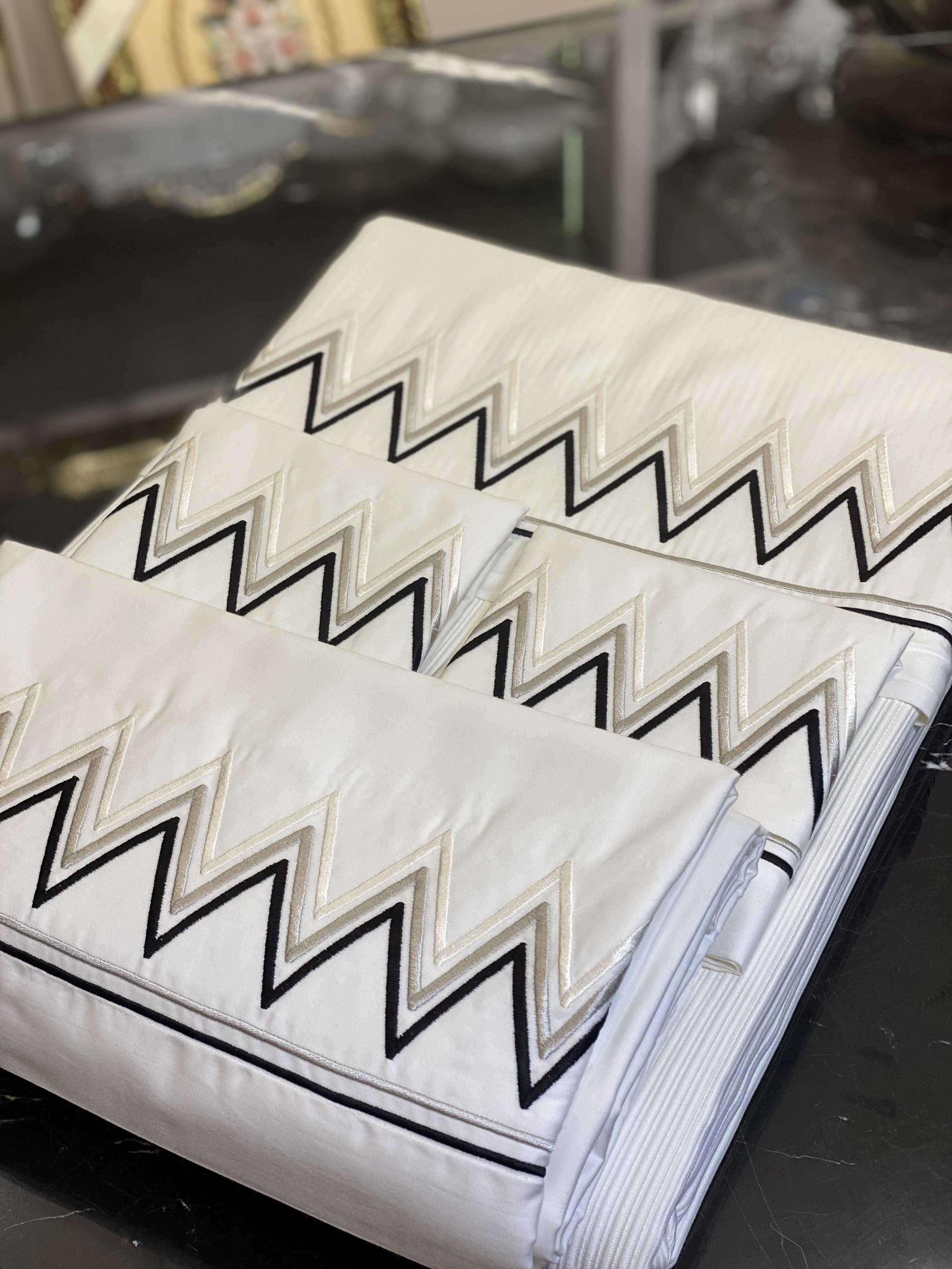 Siyah Zigzag Model Çift Kişilik Nevresim ve Pike Takımı