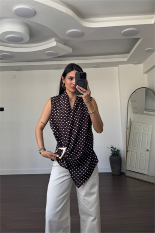 Aksesuar Detaylı Puantiyeli Bluz-Kahve
