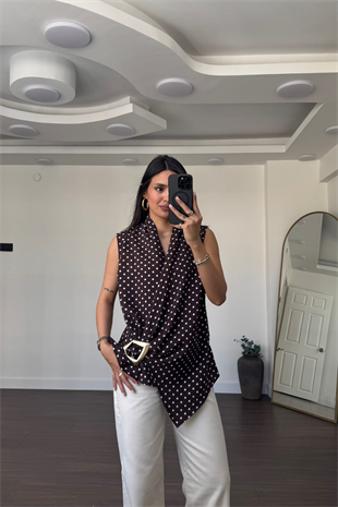 Aksesuar Detaylı Puantiyeli Bluz-Kahve