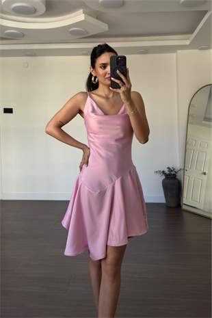 Asimetrik Fırfır Detaylı Degaje Yaka Elbise-Pembe