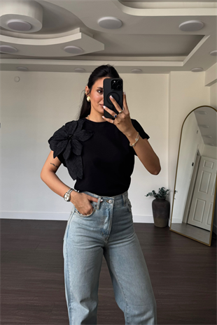 Bisiklet Yaka Aksesuarlı T-shirt-Siyah