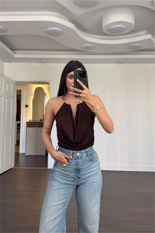 Boyundan Aksesuarlı Degaje Yaka Bluz-Kahve