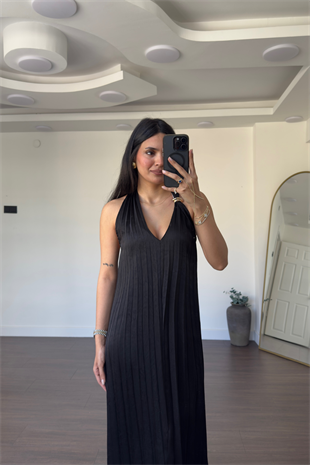 Boyundan Bağlamalı Pliseli Elbise-Siyah