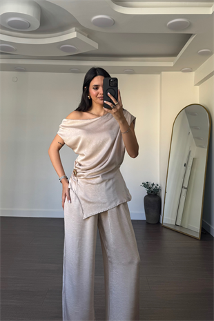 Broş Detaylı Degaje Yaka Takım-Bej