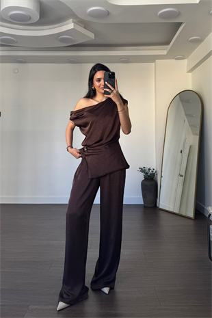 Broş Detaylı Degaje Yaka Takım-Kahve