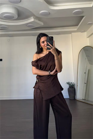 Broş Detaylı Degaje Yaka Takım-Kahve