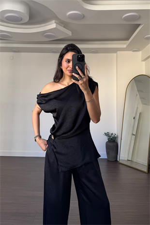 Broş Detaylı Degaje Yaka Takım-Siyah