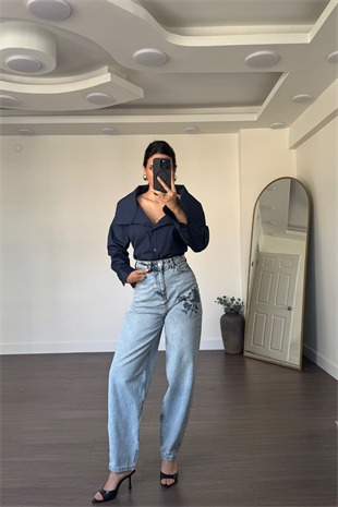 Çiçek Nakışlı Mom Fit Jean-Açık Mavi