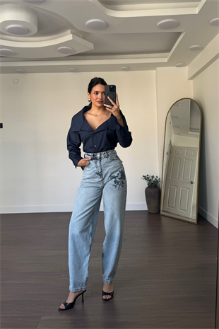 Çiçek Nakışlı Mom Fit Jean-Açık Mavi