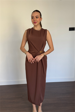 Kahve Toka Detaylı Yırtmaçlı Elbise