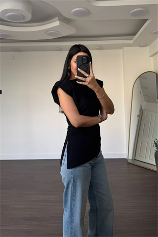 Omuz Vatkalı Yandan Yırtmaçlı Detaylı Bluz-Siyah