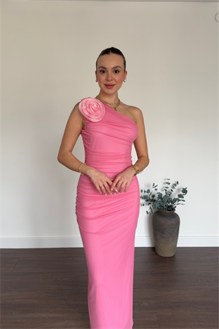 Pembe Tek Omuz Aksesuarlı Midi Elbise