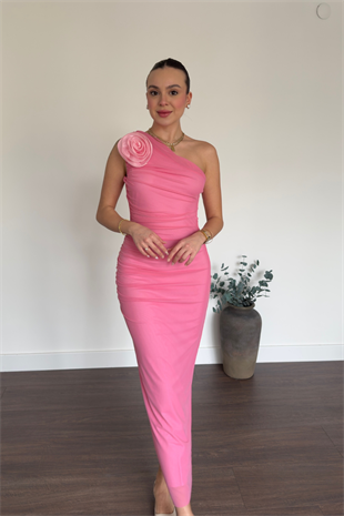 Pembe Tek Omuz Aksesuarlı Midi Elbise