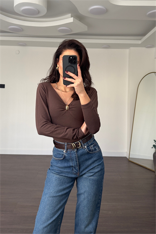 V Yaka Aksesuar Detaylı Bluz-Kahve