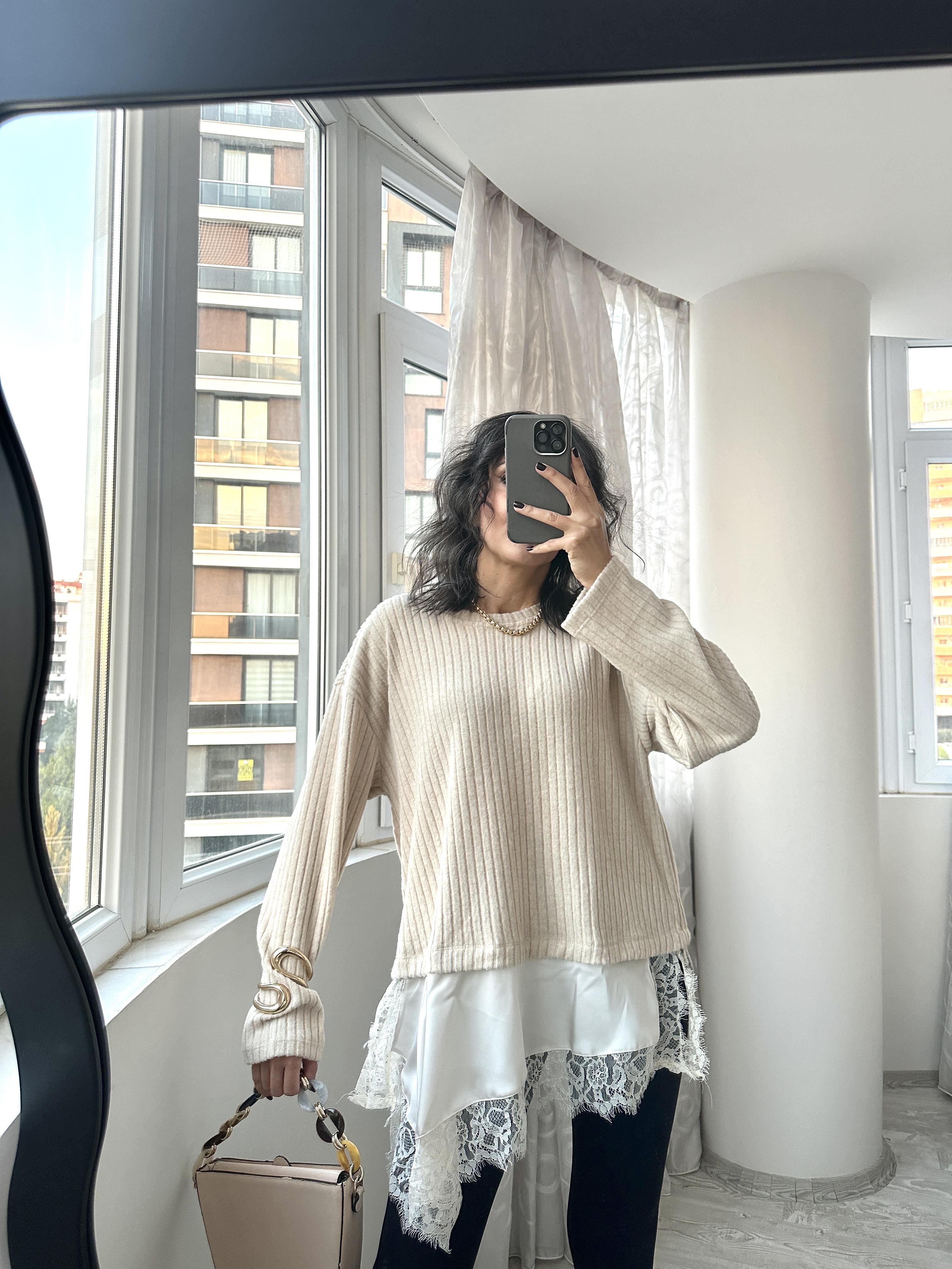 Bej Dantelli Saten Detaylı Yumoş Bluz
