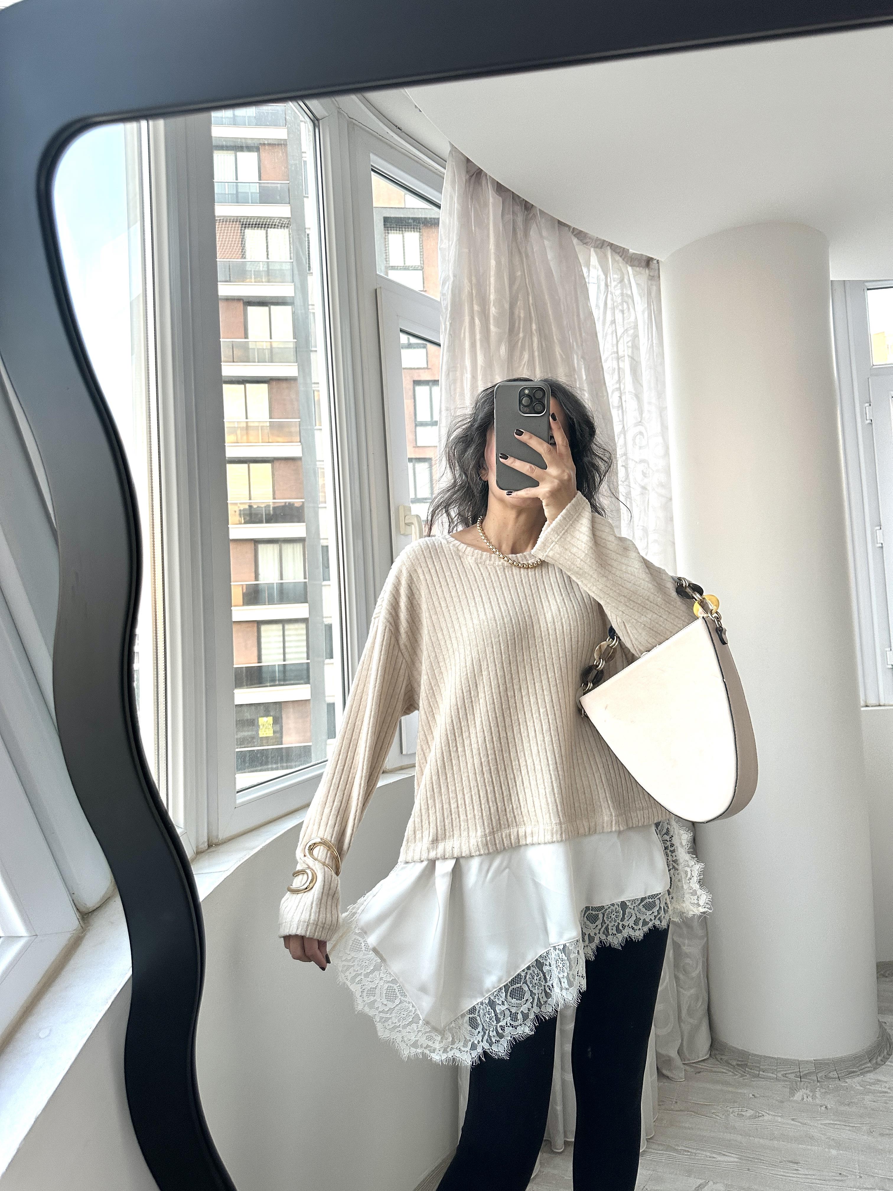Bej Dantelli Saten Detaylı Yumoş Bluz