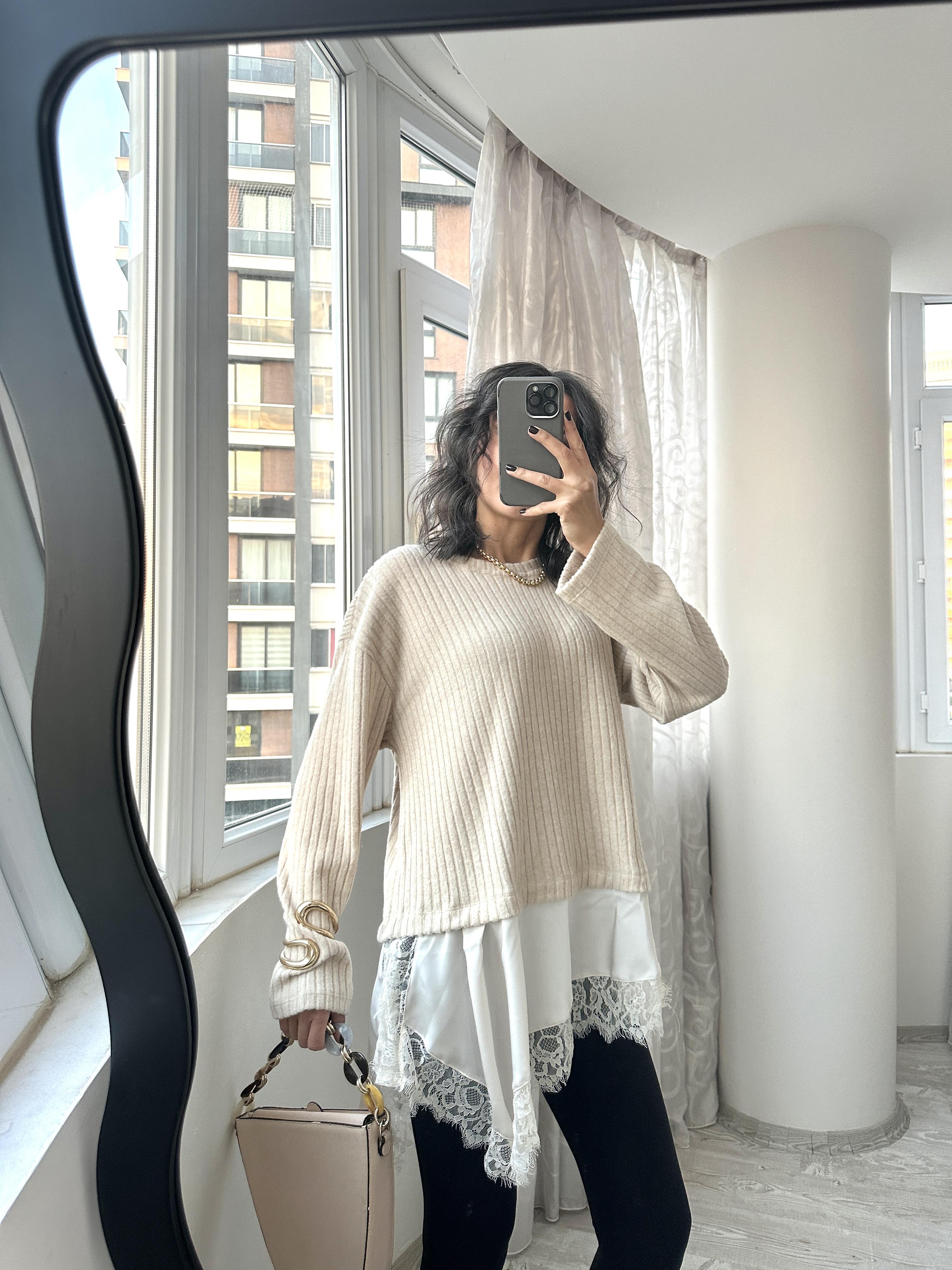 Bej Dantelli Saten Detaylı Yumoş Bluz
