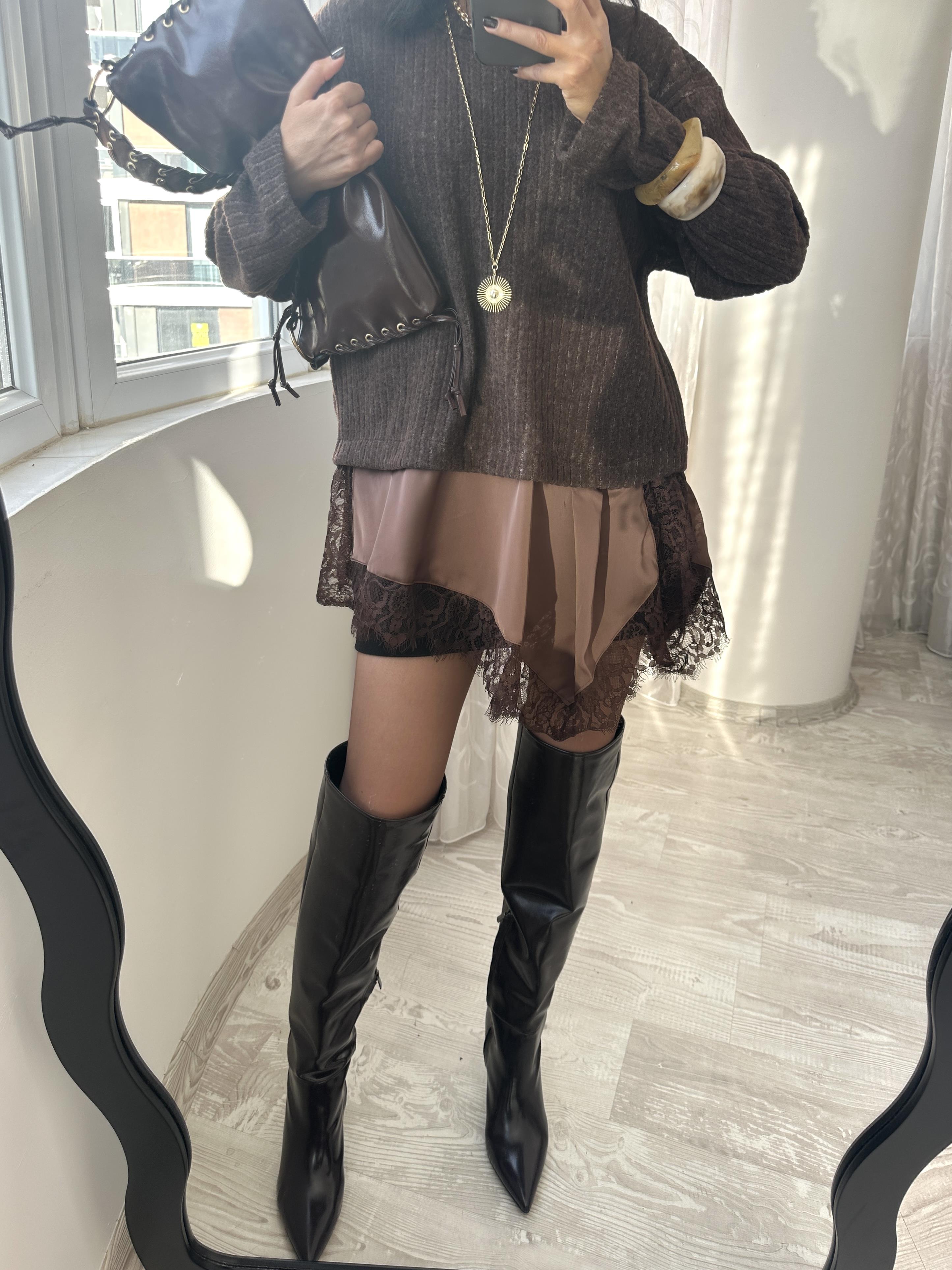 Kahverengi Dantelli Saten Detaylı Yumoş Bluz