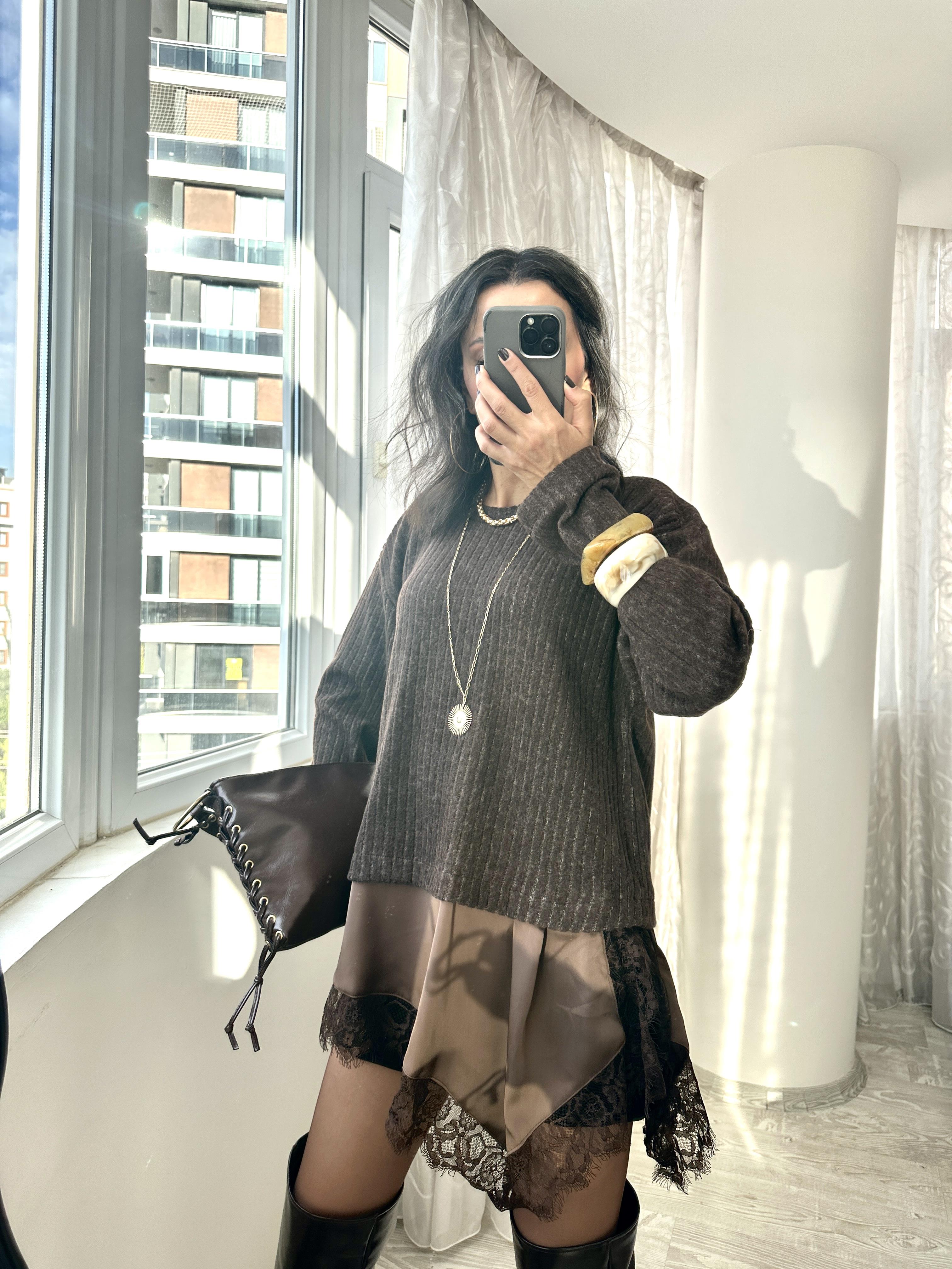 Kahverengi Dantelli Saten Detaylı Yumoş Bluz