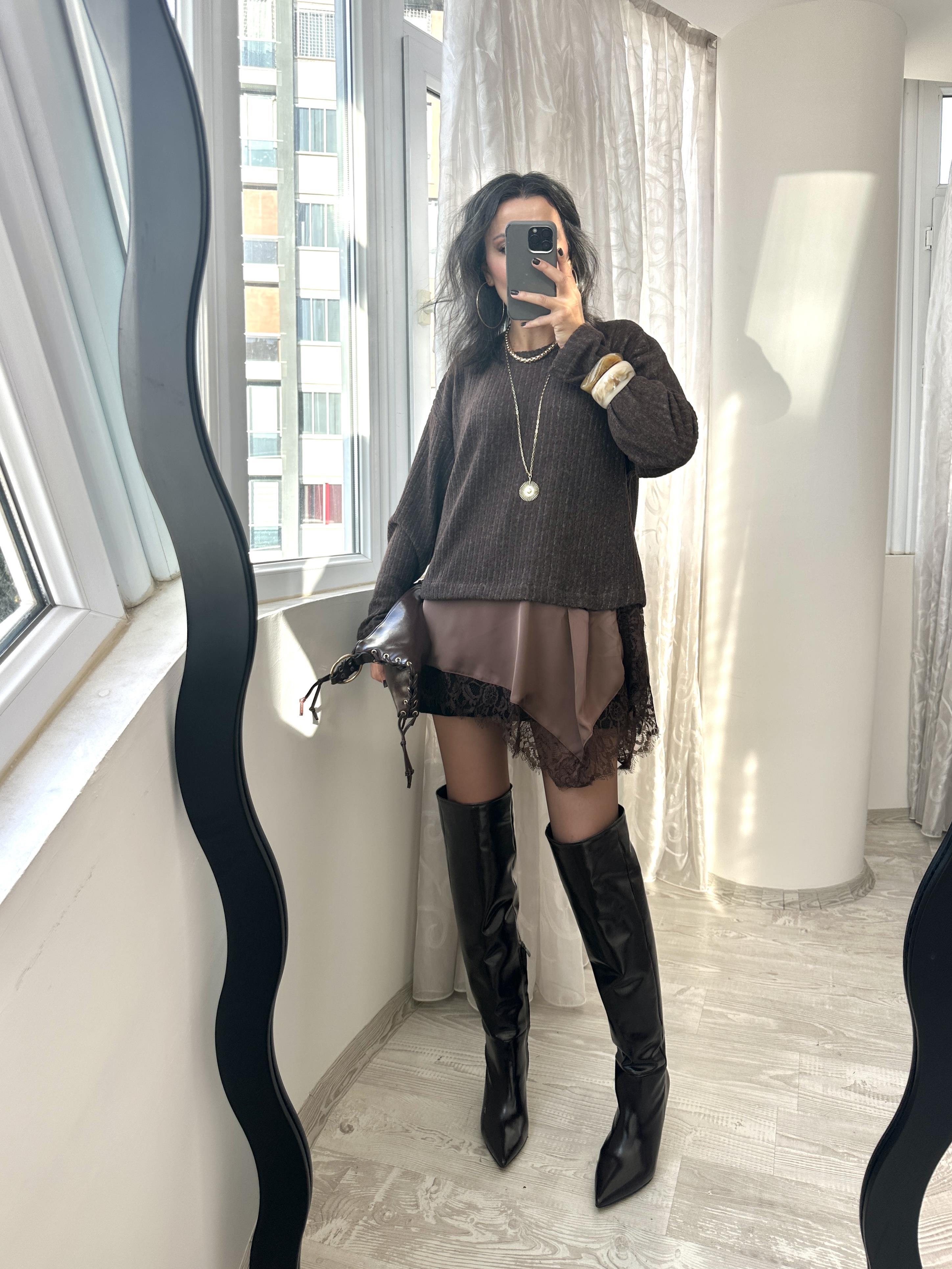 Kahverengi Dantelli Saten Detaylı Yumoş Bluz