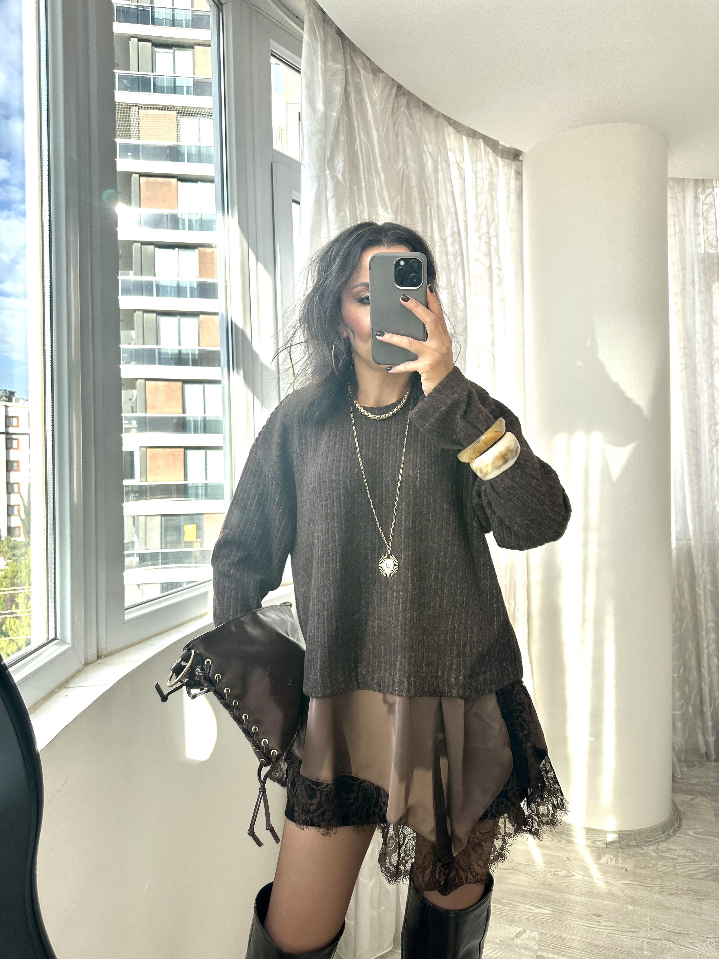 Kahverengi Dantelli Saten Detaylı Yumoş Bluz