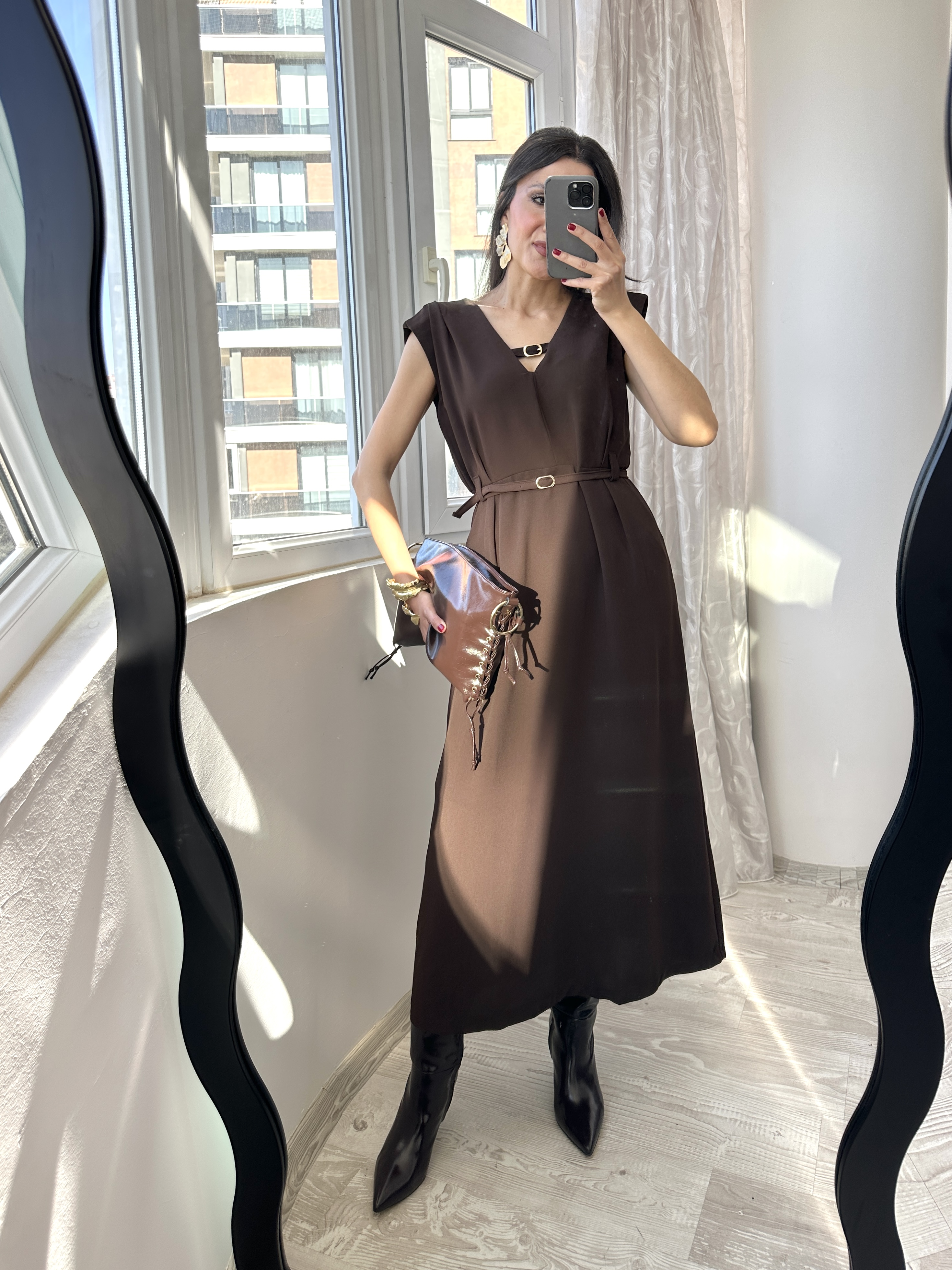 Kahverengi Toka Detaylı Kemerli Midi Elbise