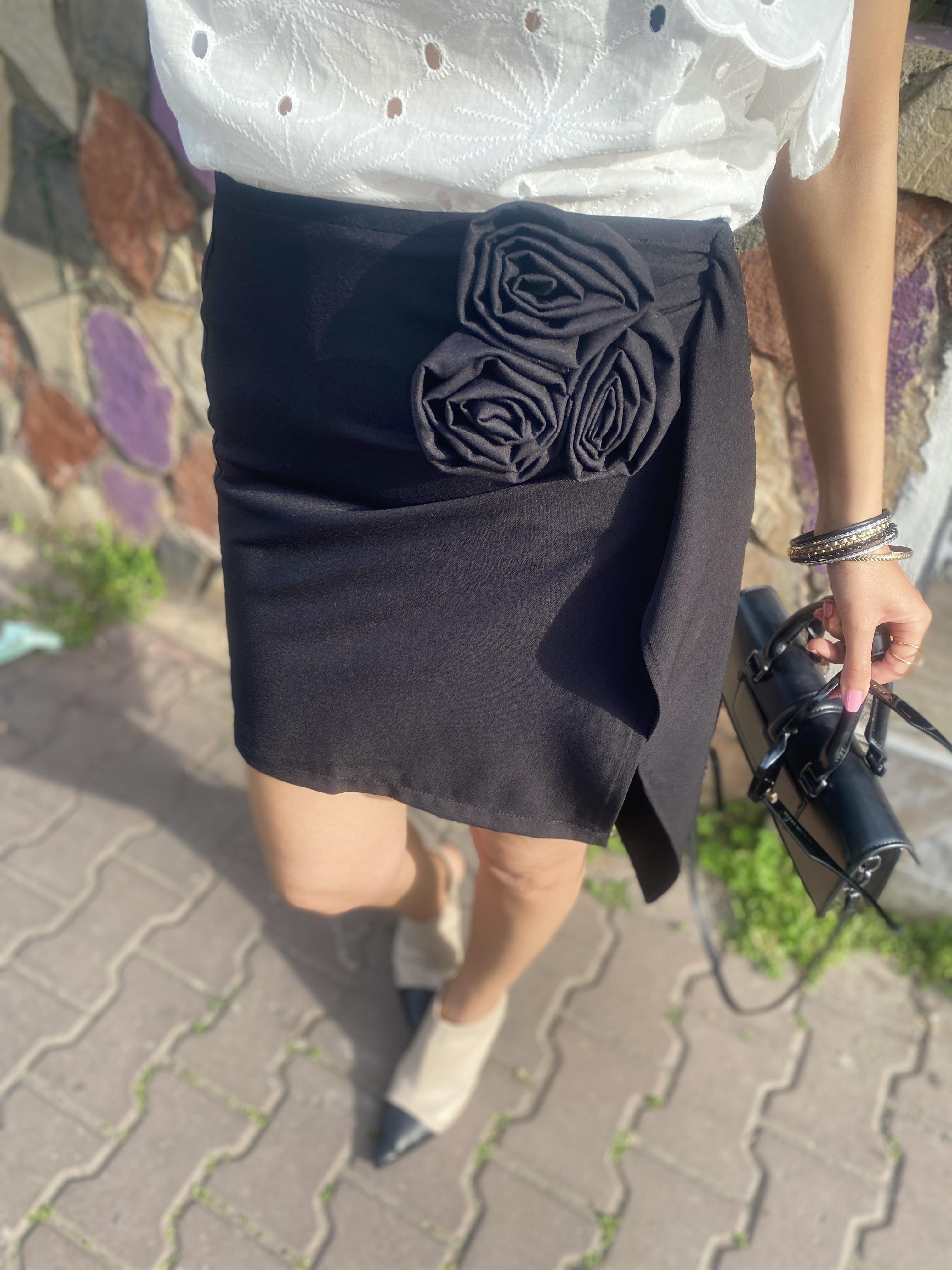 Siyah Çiçek Detaylı Mini Etek