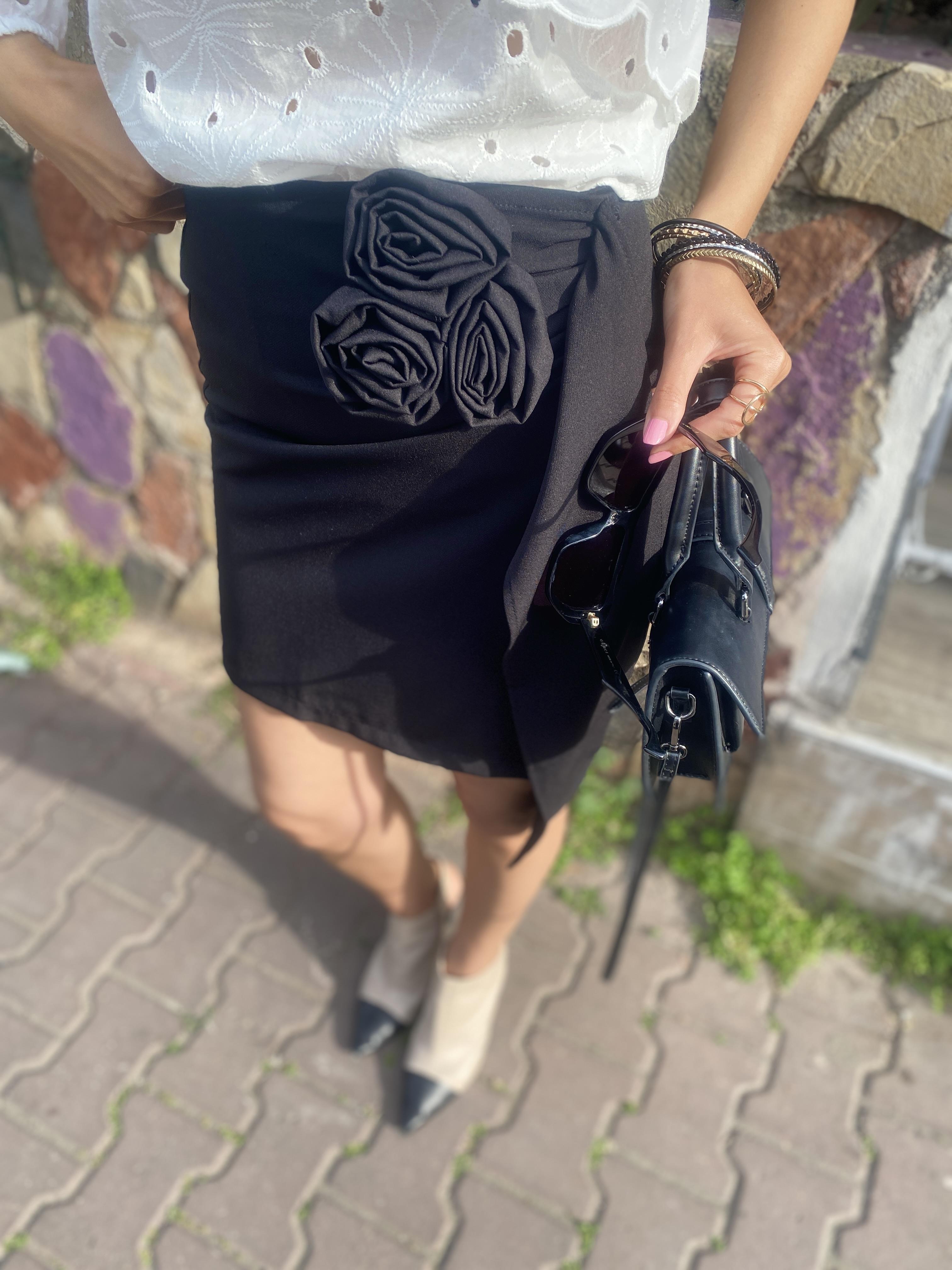 Siyah Çiçek Detaylı Mini Etek