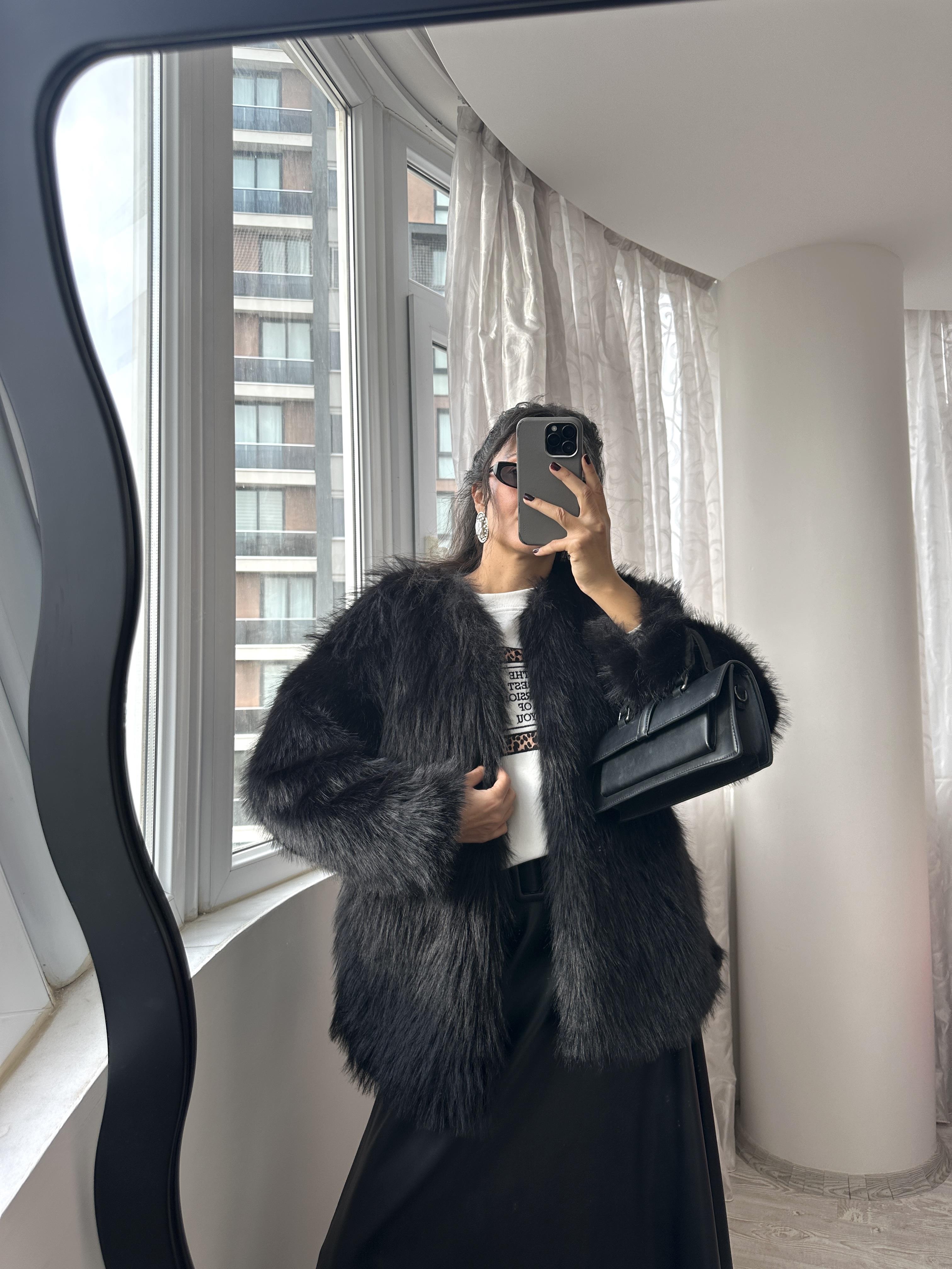 Siyah Düz Yaka Uzun Kürk