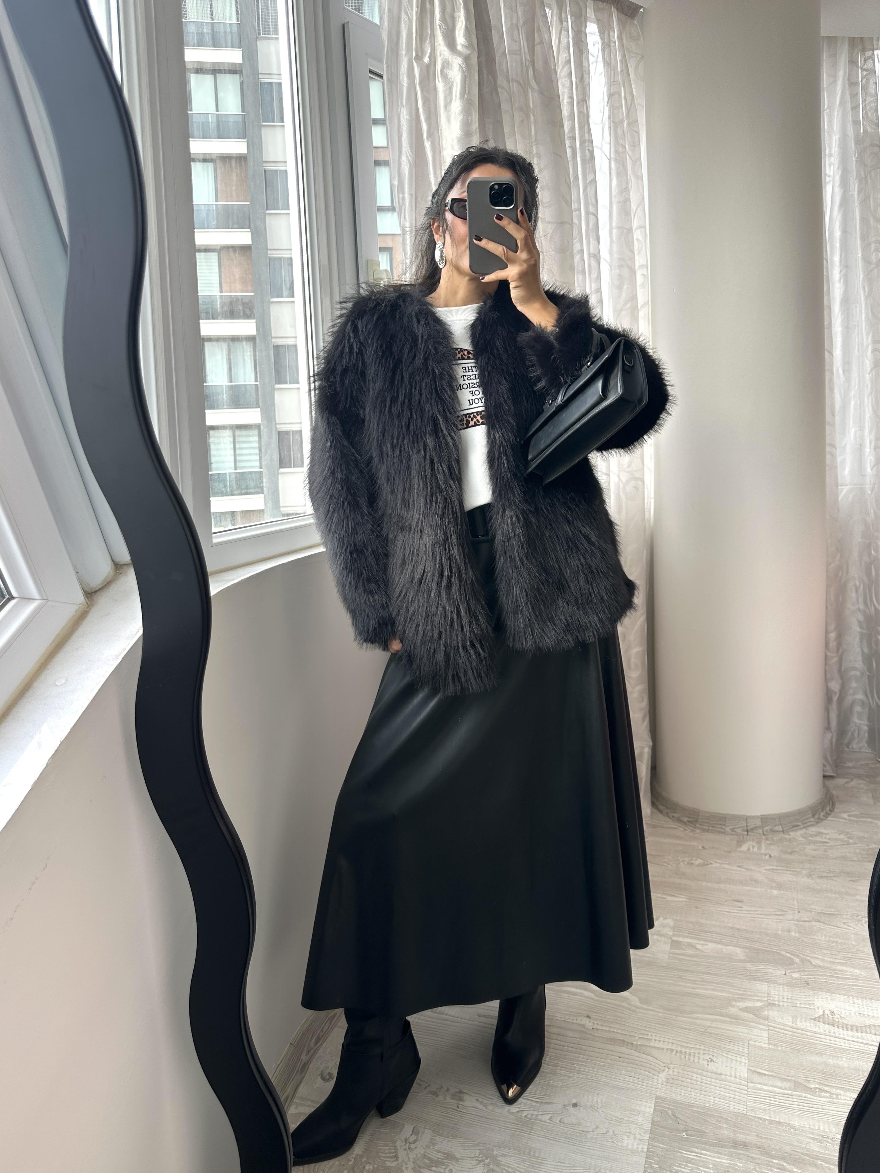 Siyah Düz Yaka Uzun Kürk