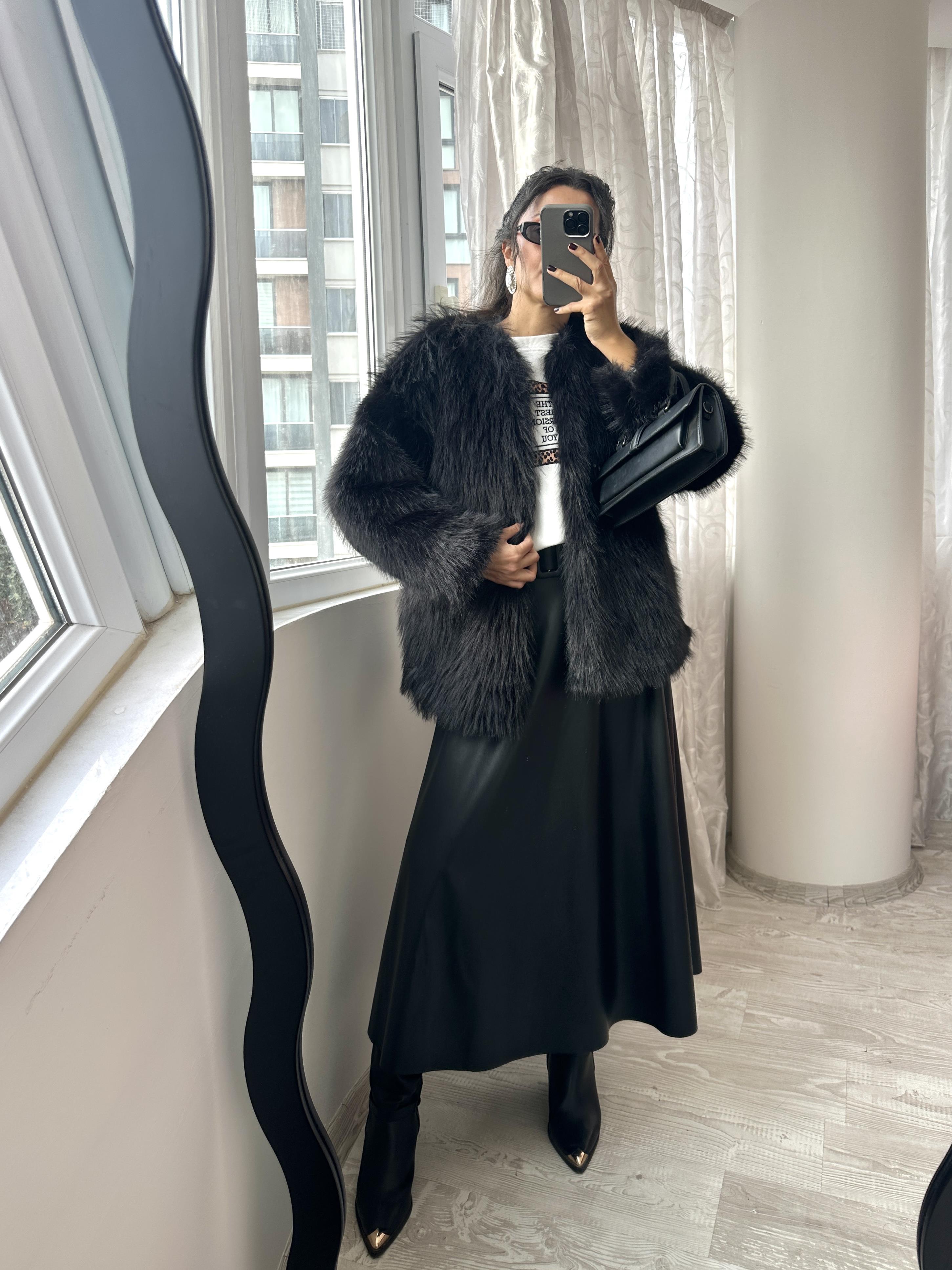 Siyah Düz Yaka Uzun Kürk