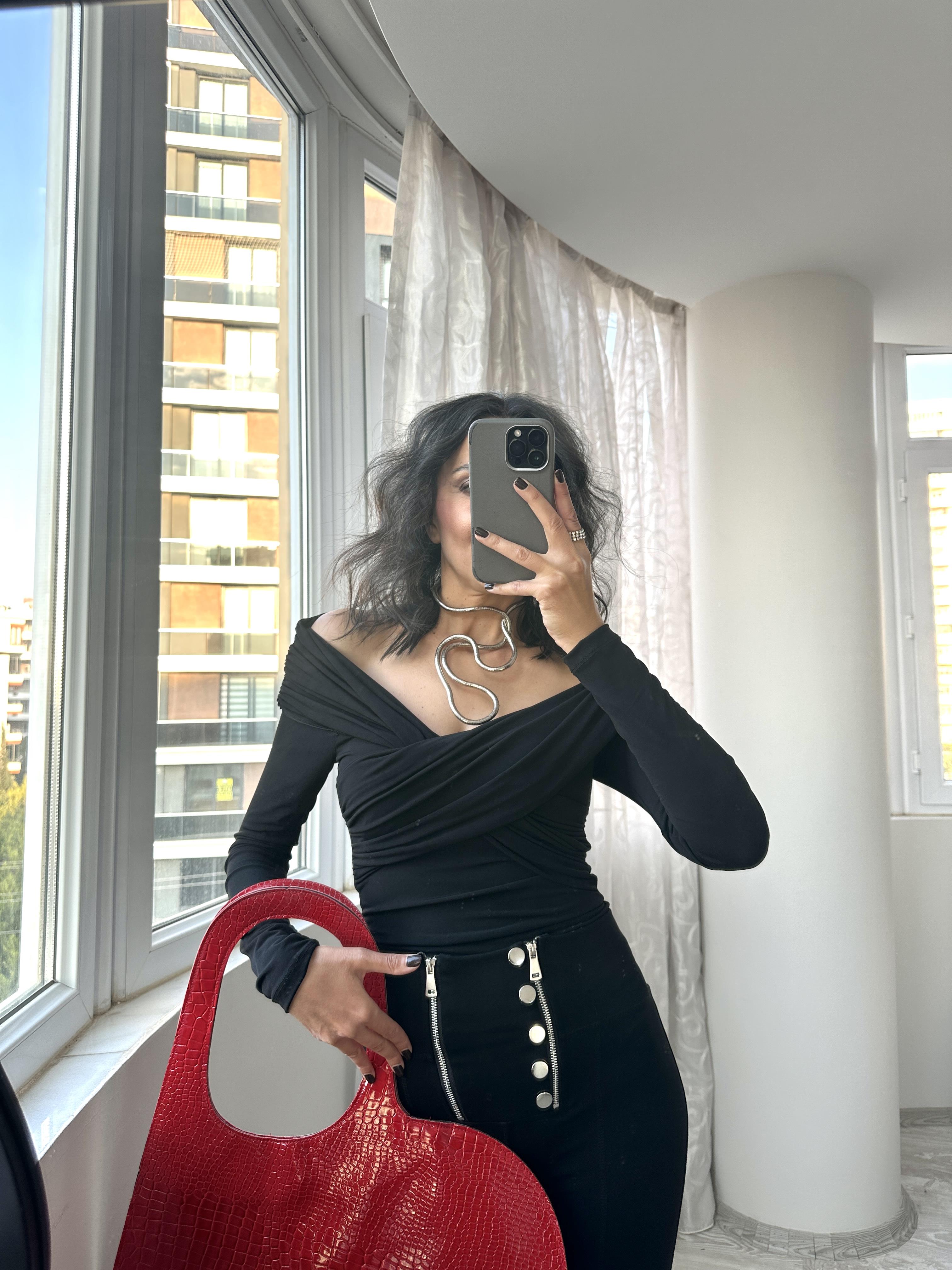 Siyah Önü Çapraz Madonna Yaka Bluz