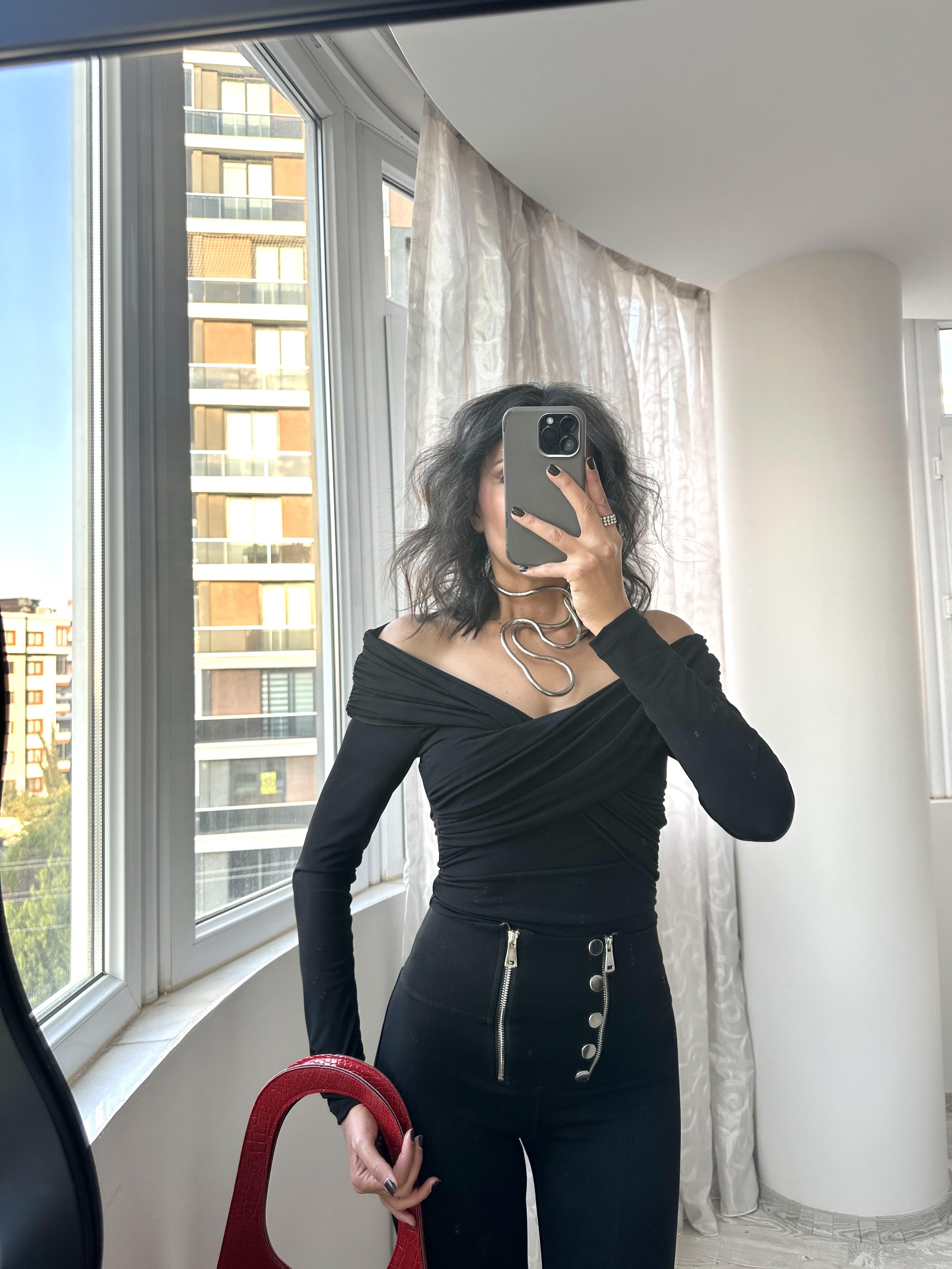 Siyah Önü Çapraz Madonna Yaka Bluz