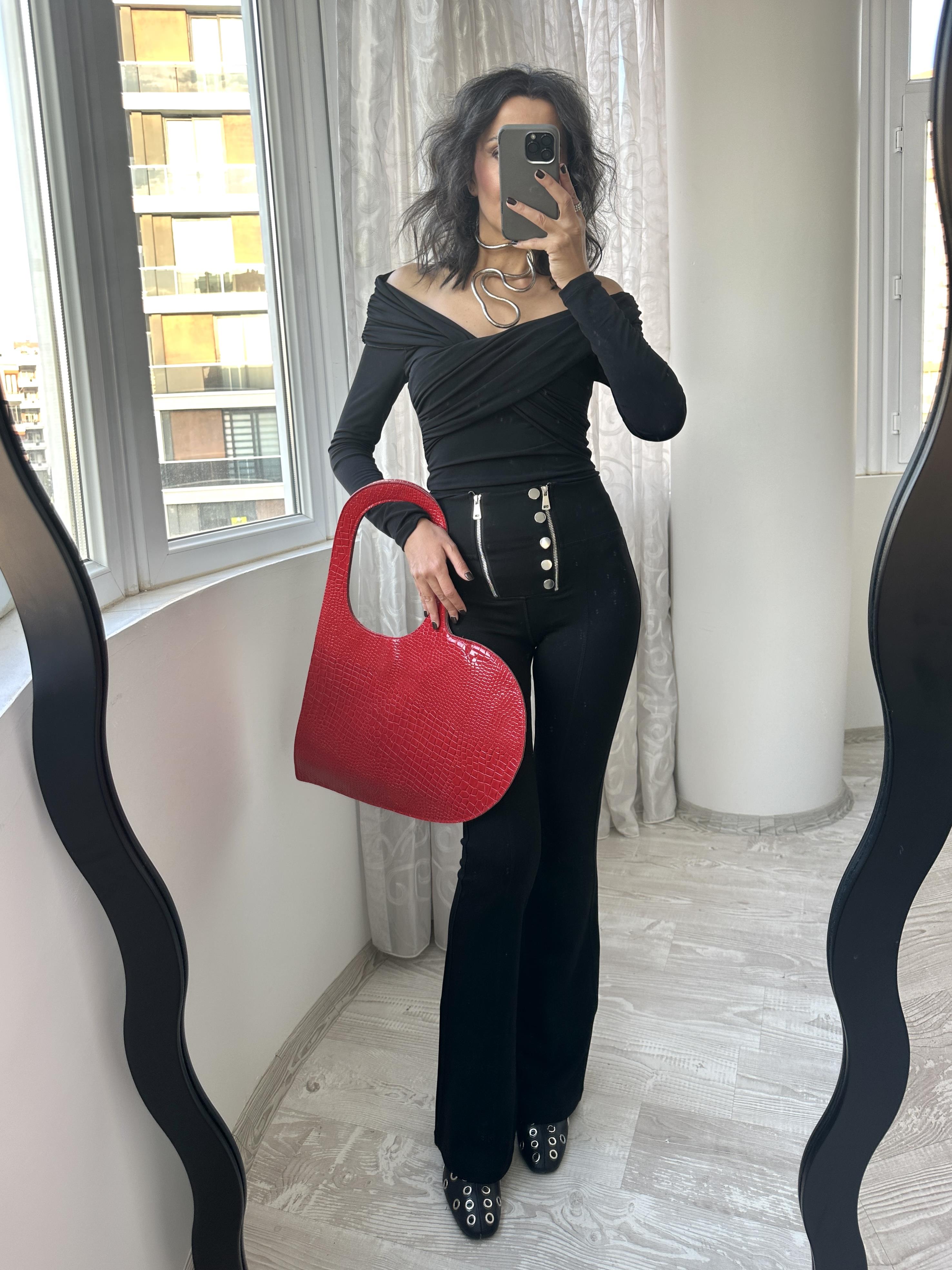 Siyah Önü Çapraz Madonna Yaka Bluz