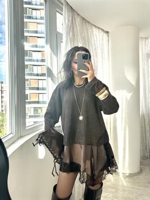 Kahverengi Dantelli Saten Detaylı Yumoş Bluz