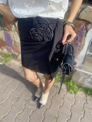 Siyah Çiçek Detaylı Mini Etek