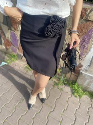 Siyah Çiçek Detaylı Mini Etek