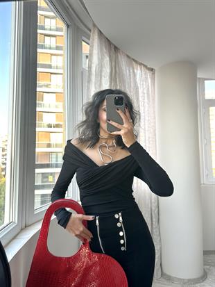 Siyah Önü Çapraz Madonna Yaka Bluz