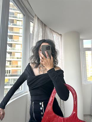 Siyah Önü Çapraz Madonna Yaka Bluz