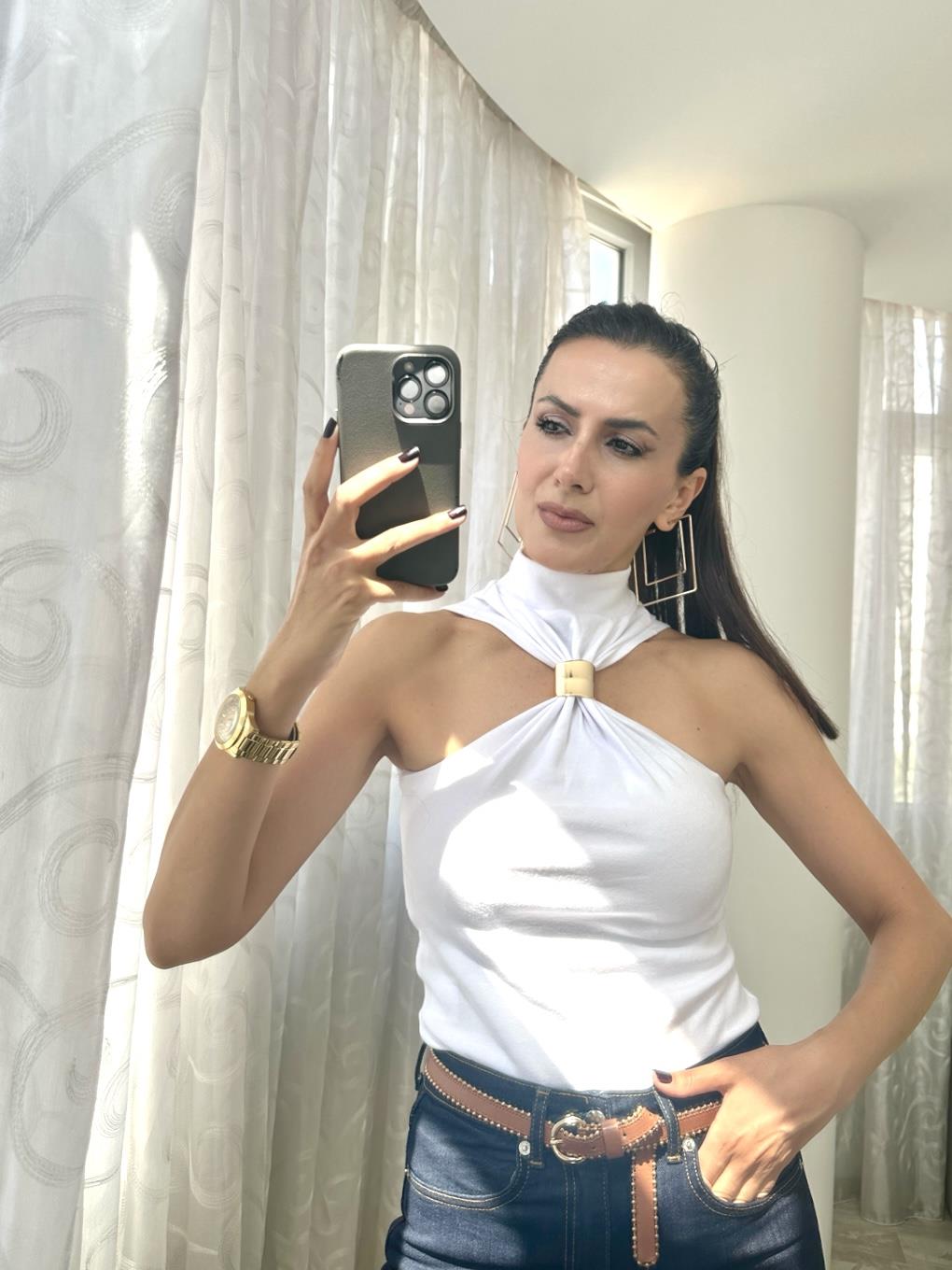 Beyaz Göğüsten Tokalı Penye Bluz