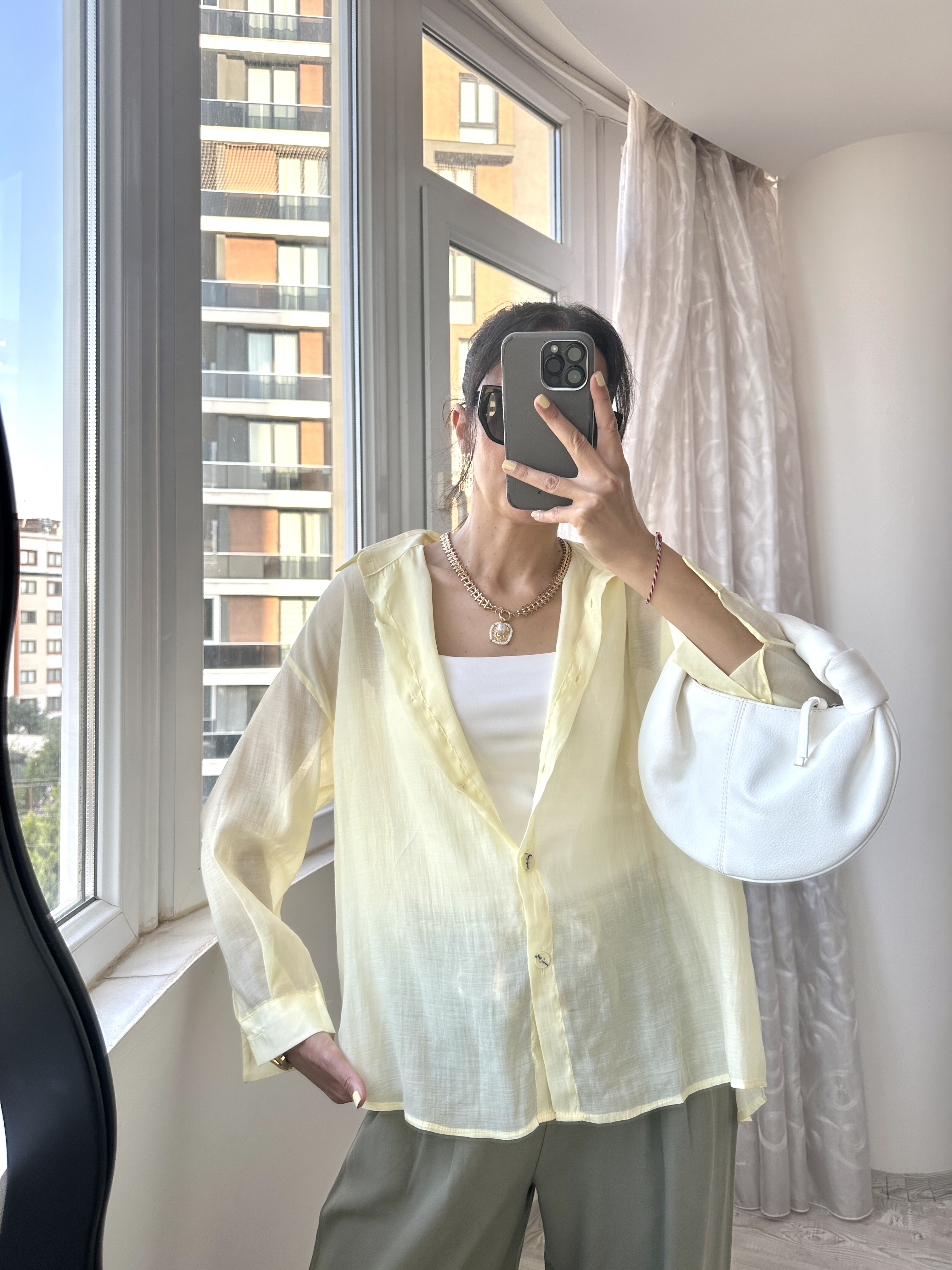 Sarı Arkası Bağcık Detaylı Transparan Gömlek