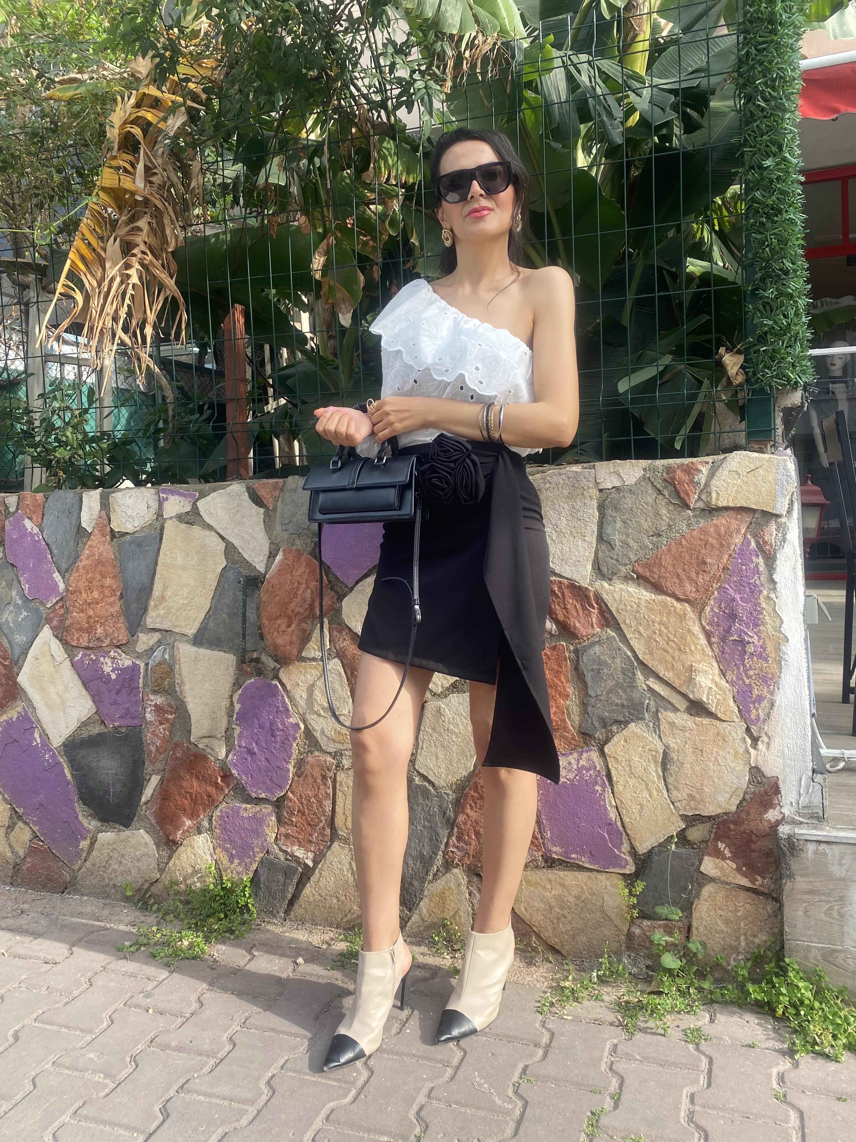 Siyah Çiçek Detaylı Mini Etek