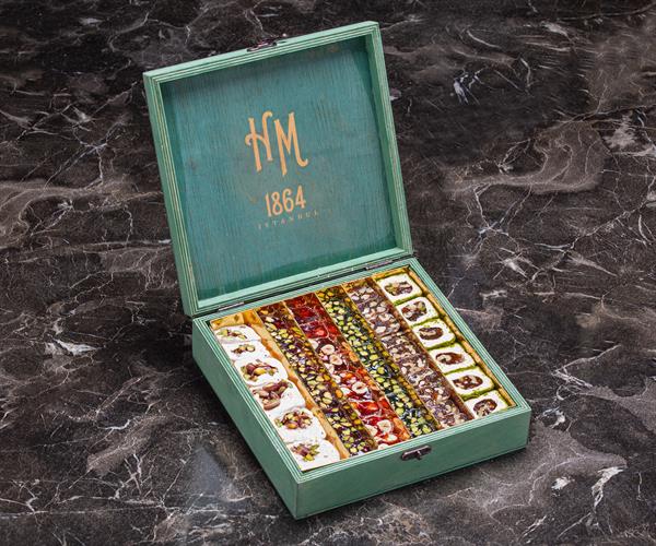 HM 1864 Premium Mixed Delight Box (Green Wooden Box)