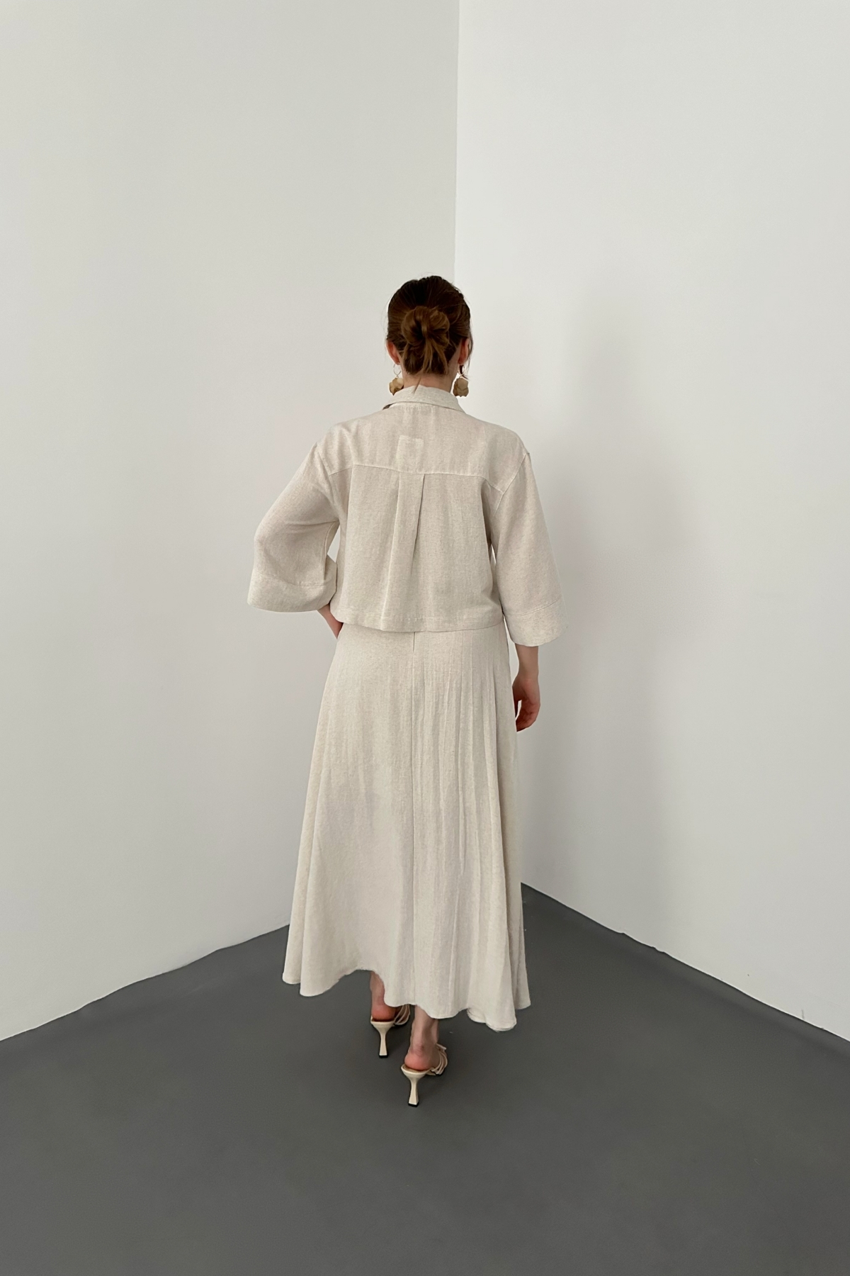 Bej Askılı Elbise Ve Gömlek