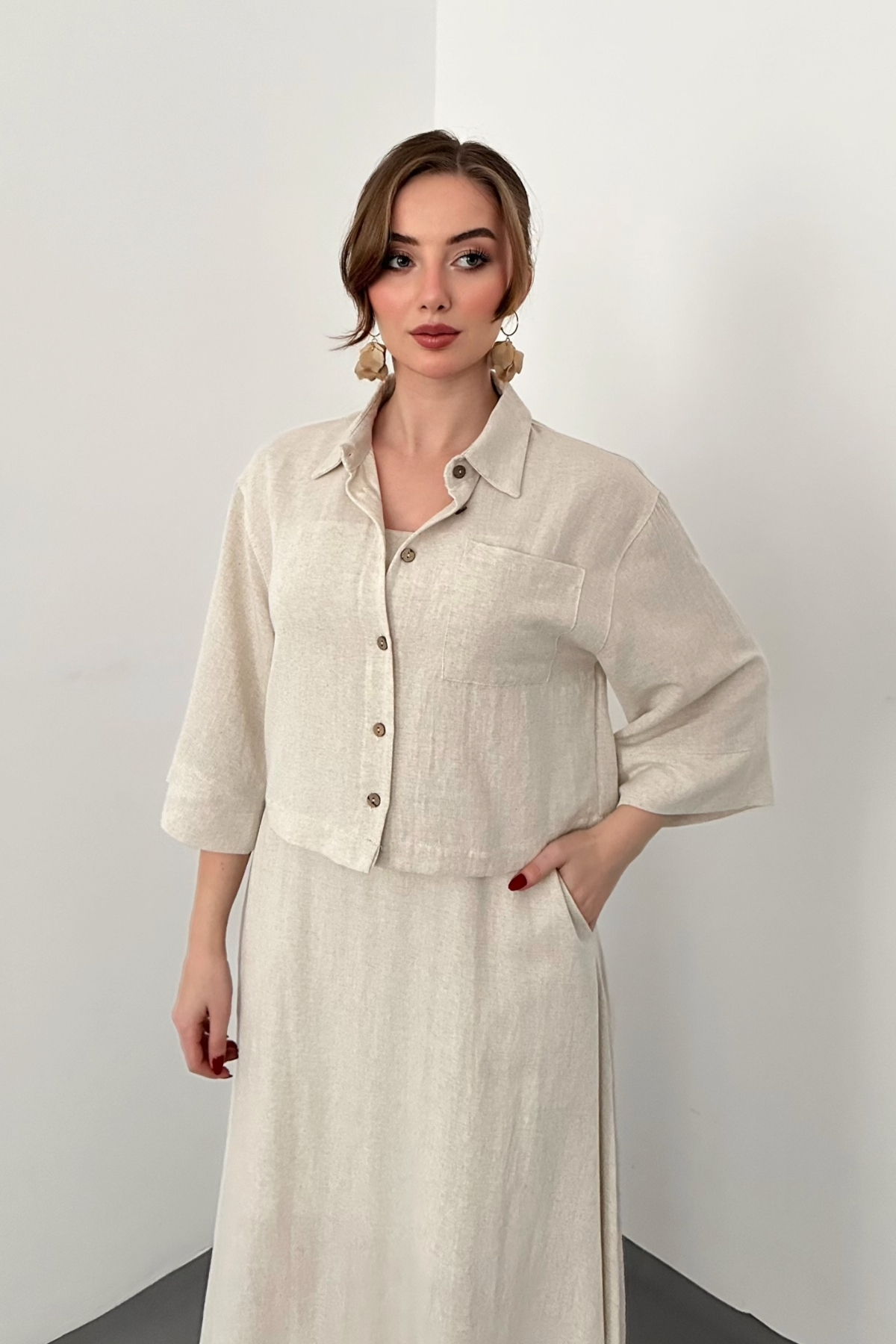 Bej Askılı Elbise Ve Gömlek